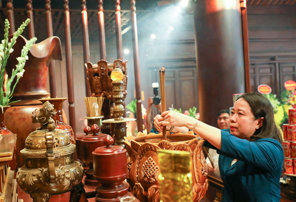 Quyền Chủ tịch nước Võ Thị Ánh Xuân dâng hương tại Đền thờ liệt sỹ Chiến trường Điện Biên Phủ. (Ảnh: Xuân Tư/TTXVN)