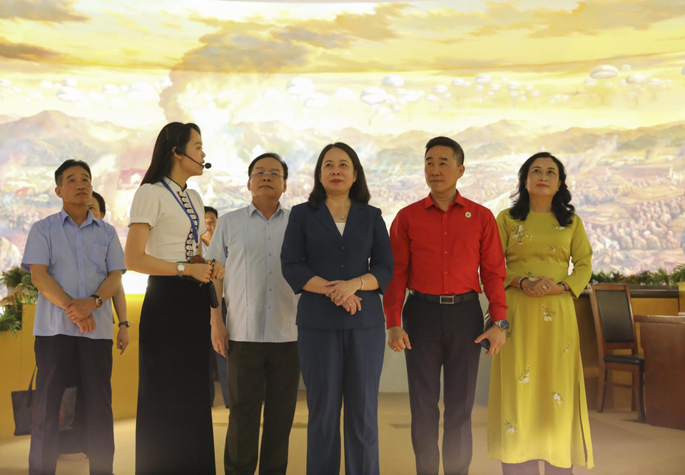 Quyền Chủ tịch nước Võ Thị Ánh Xuân thăm Bảo tàng Chiến thắng lịch sử Điện Biên Phủ. (Ảnh: Xuân Tư/TTXVN)