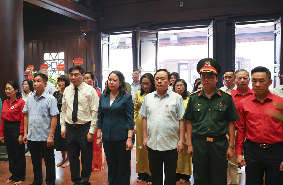 Quyền Chủ tịch nước Võ Thị Ánh Xuân dâng hương tại Đền thờ liệt sỹ Chiến trường Điện Biên Phủ. (Ảnh: Xuân Tư/TTXVN)