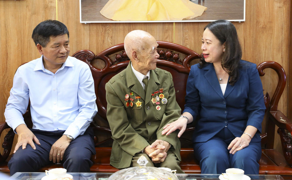 Quyền Chủ tịch nước Võ Thị Ánh Xuân thăm Chiến sỹ Điện Biên Nguyễn Viết Điểm. (Ảnh: Xuân Tư/TTXVN)