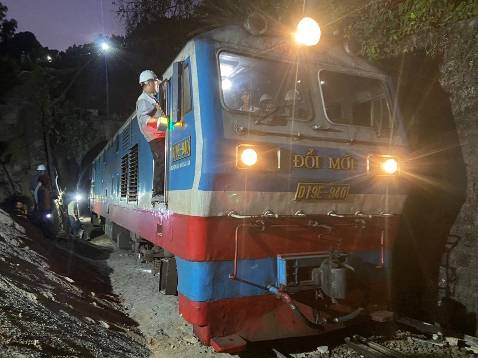 Đoàn tàu hàng HH 84 nặng gần 850 tấn với 18 toa hàng bắt đầu thử tải hầm đường sắt Bãi Gió. (Ảnh: Đặng Tuấn/TTXVN)