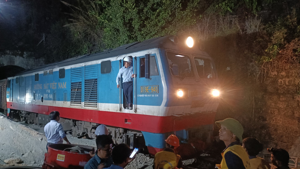 Tàu hàng qua hầm Bãi Gió lúc 18 giờ 15 phút chiều 21/4. (Ảnh: Đặng Tuấn/TTXVN)