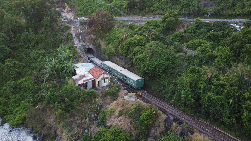 Tàu công trình kiểm tra và thử tải qua hầm lúc 17 giờ 15 phút. (Ảnh: Đặng Tuấn/TTXVN)