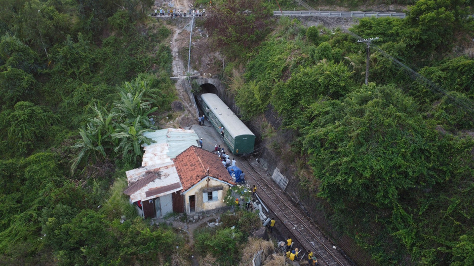 Tàu công trình kiểm tra và thử tải qua hầm lúc 17 giờ 15 phút. (Ảnh: Đặng Tuấn/TTXVN)