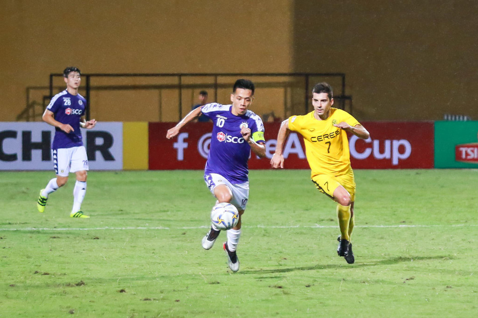 Hàng công của đội bóng Việt Nam tạo ra được nhiều cơ hội nguy hiểm ngay từ hiệp 1, nhưng các chân sút lần lượt bỏ lỡ đáng tiếc. (Ảnh: Nguyên AN/Vietnam+)