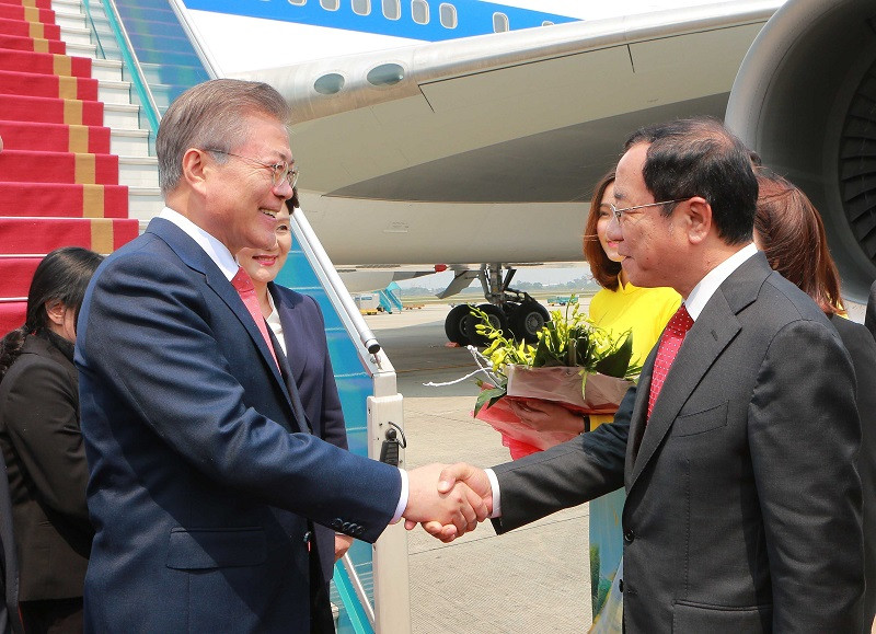 Bộ trưởng, Chủ nhiệm Văn phòng Chủ tịch nước Đào Việt Trung đón Tổng thống Moon Jae-in và Phu nhân tại Sân bay Quốc tế Nội Bài. (Ảnh: Dương Giang/TTXVN)