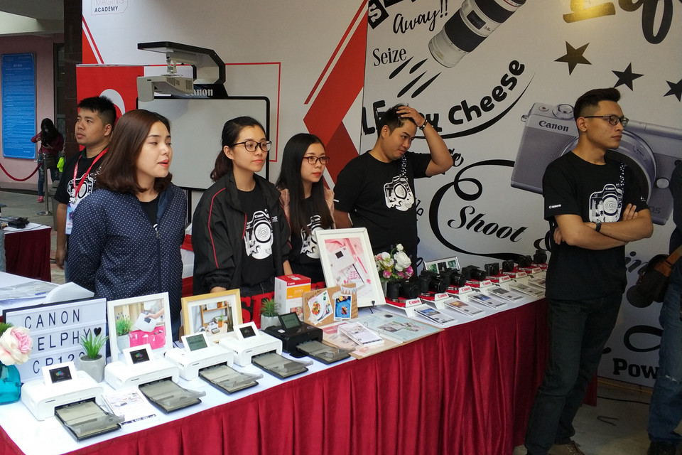 Canon Việt Nam cũng đem đến cuộc thi nhiều thiết bị mới nhất giúp người dùng trải nghiệm. (Ảnh: T.H/Vietnam+)