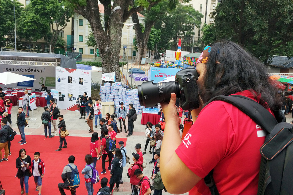 Một thí sinh tranh thủ ghi lại hình ảnh đẹp của cuộc thi từ trên cao. (Ảnh: T.H/Vietnam+)