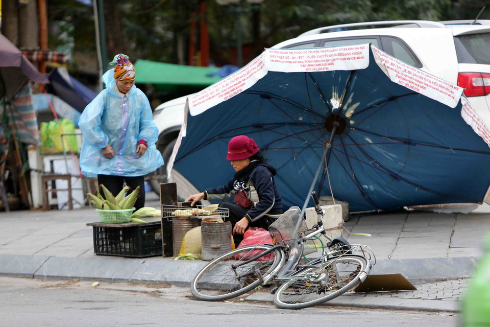 Người dân bắt đầu cảm nhận cái lạnh tê tái của đợt không khí lạnh được dự báo rất mạnh.(Ảnh: Thành Đạt/TTXVN)