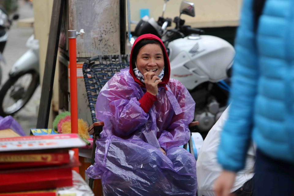 Người dân tham gia giao thông trong trang phục kín mít để tránh rét. (Ảnh: Thành Đạt/TTXVN)