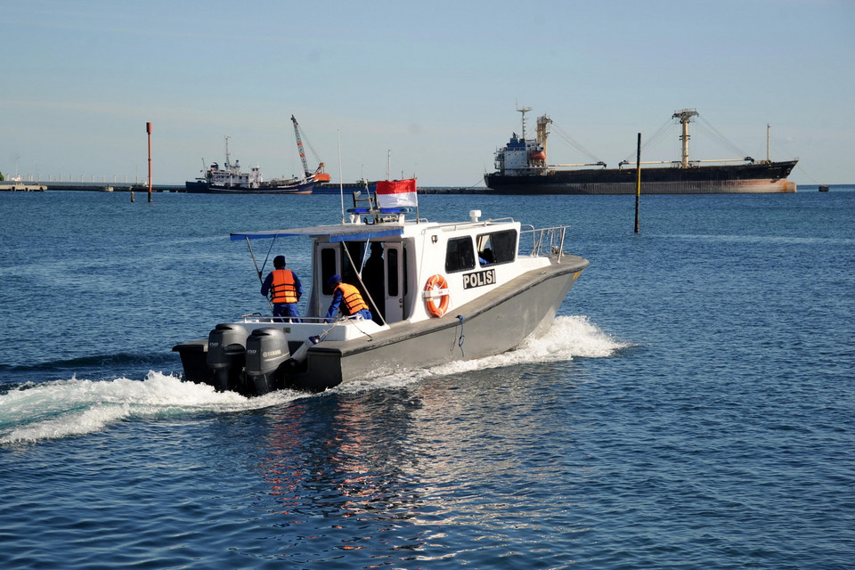 Các tàu chiến thuộc Hải quân Indonesia đang phải 'chạy đua với thời gian' để tìm kiếm tàu ngầm KRI Nanggala 402 mất tích với 53 thủy thủ khi đang tiến hành diễn tập tại vùng biển Bali hôm 21/4/2021. Theo Hải quân Indonesia, tàu ngầm này được cho là đã chìm xuống độ sâu 600-700m, trong khi theo thiết kế con tàu chỉ có thể lặn tối đa 500m. Nhiều chuyên gia cảnh báo tàu ngầm KRI Nanggala có thể đã vỡ thành nhiều mảnh ở độ sâu 700m. Trong ảnh: Hải quân Indonesia tham gia tìm kiếm tàu ngầm KRI Nanggala 402 mất tích, tại cảng Celukan Bawang, tỉnh Buleleng, Indonesia, ngày 22/4/2021. (Ảnh: AFP/TTXVN)