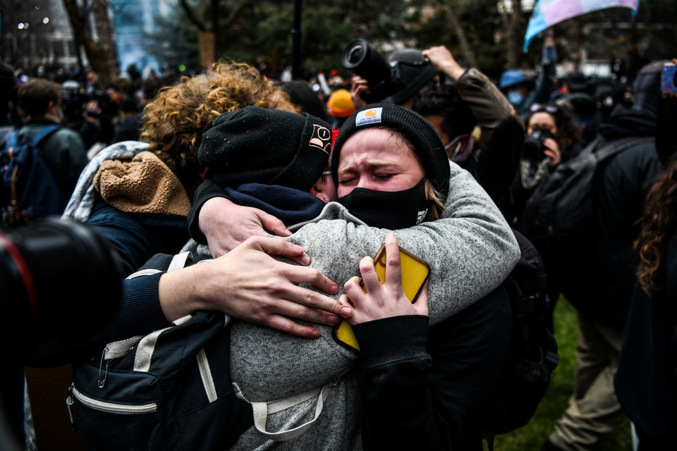 Ngày 20/4/2021, cựu cảnh sát Derek Chauvin, đối tượng gây ra cái chết cho người đàn ông da màu George Floyd, khiến cả nước Mỹ chìm trong bạo loạn chống phân biệt chủng tộc suốt nhiều tháng của năm 2020, bị tòa án chính thức tuyên có tội với cả ba tội danh giết người cấp độ hai, giết người cấp độ ba và ngộ sát. Trong ảnh: Người dân Mỹ vui mừng sau khi toà tuyên án cựu cảnh sát Derek Chauvin các tội danh liên quan đến vụ sát hại người đàn ông da màu George Floyd, ở thành phố Minneapolis, Minnesota, Mỹ ngày 20/4/2021. (Ảnh: AFP/TTXVN)