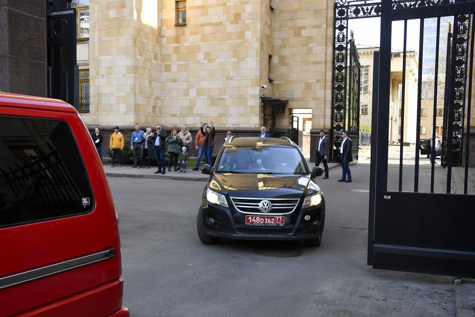 Căng thẳng giữa Nga và CH Séc đã gia tăng khi Moskva ngày 18/4/2021 thông báo trục xuất 20 nhân viên ngoại giao CH Séc, trong động thái đáp trả quyết định mà Moskva coi là 'chưa từng có tiền lệ' và là 'hành động thù dịch' trước đó chỉ 1 ngày của Praha khi trục xuất 18 nhân viên ngoại giao Nga mà Séc nghi ngờ có liên quan tới một vụ nổ kho đạn của quân đội Séc hồi năm 2014. Nga bác bỏ cáo buộc này và gọi hành động của Séc là vô lý. Trong ảnh: Các nhân viên ngoại giao CH Séc cùng người thân rời Đại sứ quán nước này tại Moskva, Nga, ngày 19/4/2021. (Ảnh: AFP/TTXVN)