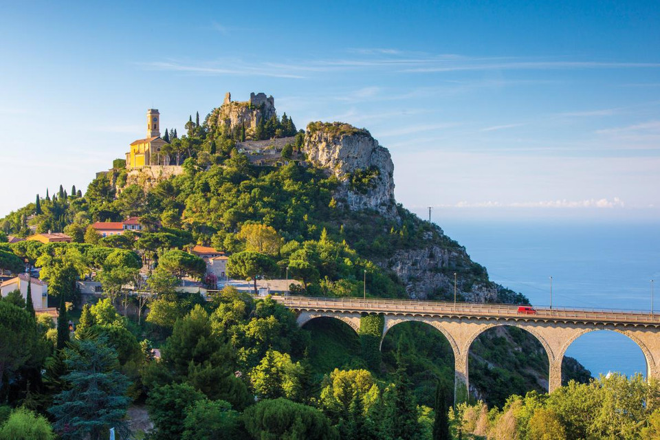 Riviera là tên vùng bờ biển Địa Trung Hải nổi tiếng với khí hậu trong lành, mát mẻ, mùa hè. Ẩm thực, những bãi biển tuyệt đẹp và khách sạng sang trọng là những yếu tố hấp dẫn của Vùng Riviera. (Nguồn: NatGeo)