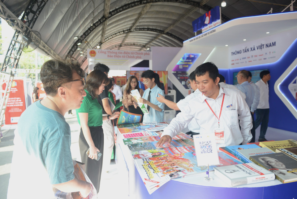 Khách tham quan gian trưng bày của Thông tấn xã Việt Nam. (Ảnh: Thu Hương/TTXVN)