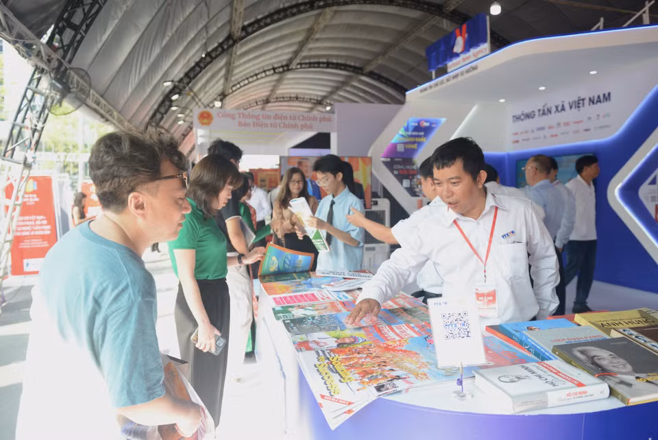 Khách tham quan gian trưng bày của Thông tấn xã Việt Nam. (Ảnh: Thu Hương/TTXVN)