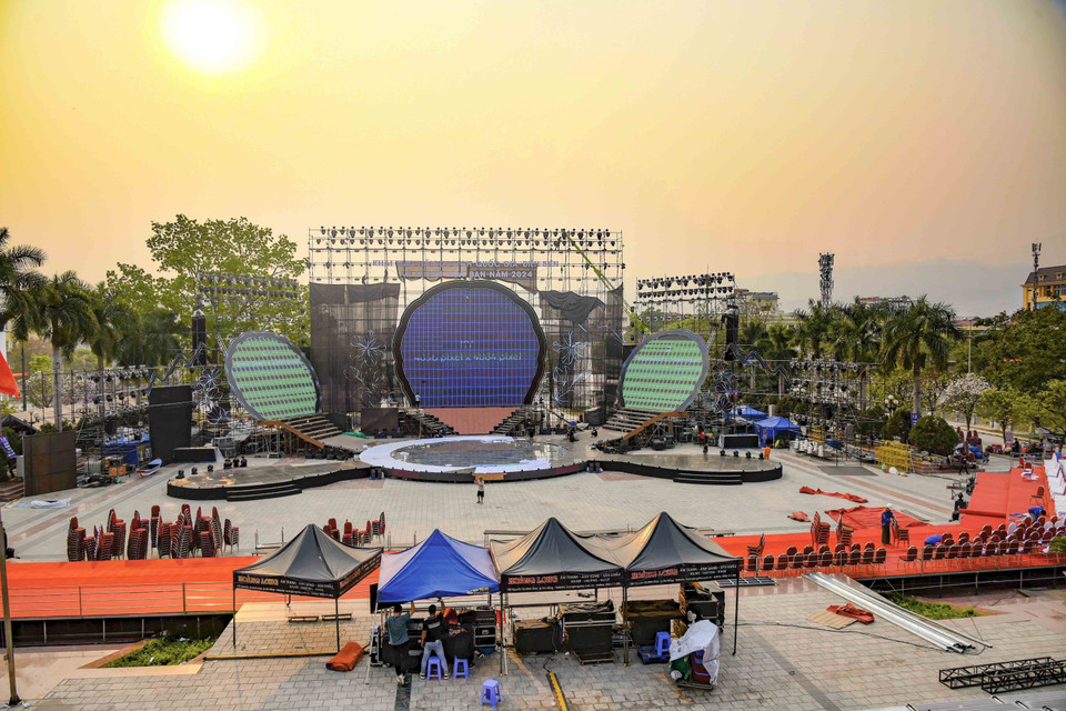 Sân khấu diễn ra Lễ khai mạc Năm Du lịch Quốc gia Điện Biên và Lễ hội Hoa Ban năm 2024. (Ảnh: Xuân Tư/TTXVN)