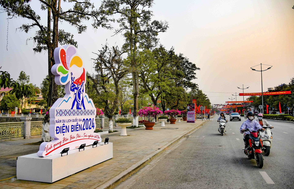 Tuyên truyền về Năm Du lịch Quốc gia Điện Biên 2024 trên khắp các tuyến phố. (Ảnh: Xuân Tư/TTXVN)