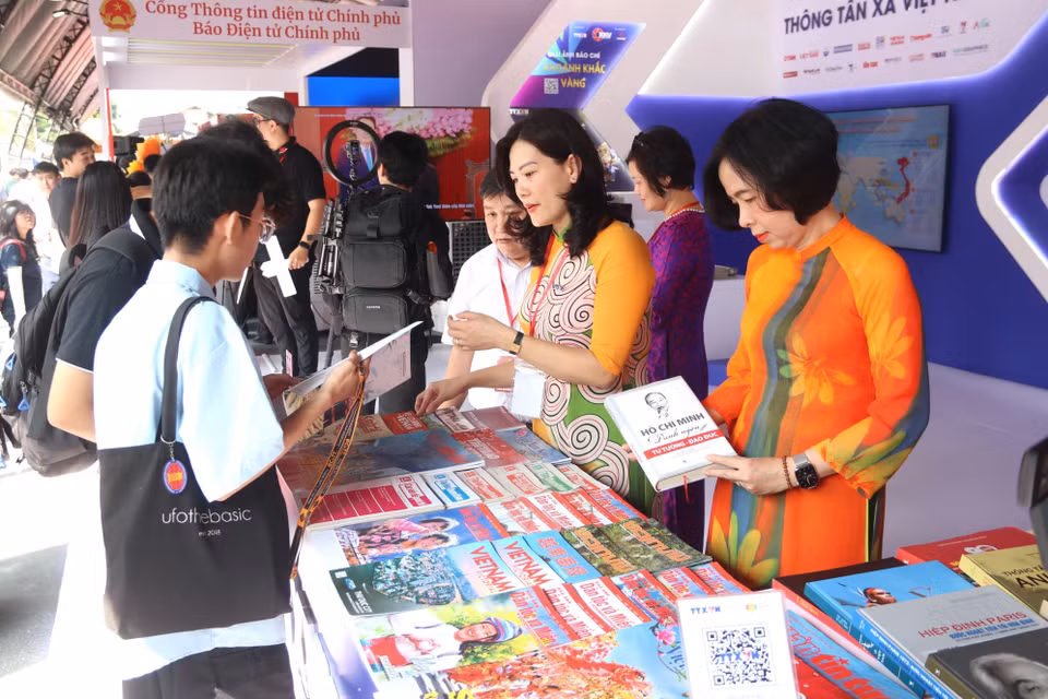 bKhách tham quan gian trưng bày của Thông tấn xã Việt Nam. (Ảnh: Thu Hương/TTXVN)