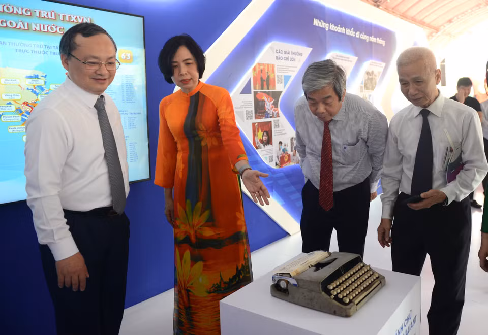 Khách tham quan khu vực trưng bày hiện vật Thông tấn xã Giải phóng tại gian trưng bày của Thông tấn xã Việt Nam. (Ảnh: Thu Hương/TTXVN)