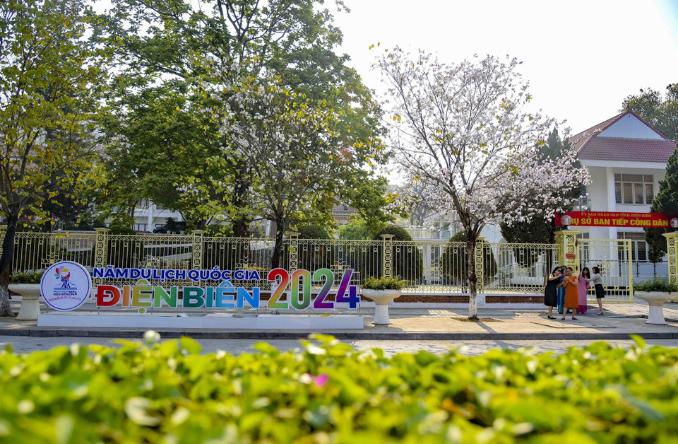 Tuyên truyền về Năm Du lịch Quốc gia Điện Biên 2024 trên khắp các tuyến phố. (Ảnh: Xuân Tư/TTXVN)