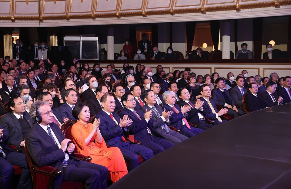 Thủ tướng Phạm Minh Chính và các đại biểu tham dự Lễ trao giải thưởng VinFuture. (Ảnh: Dương Giang/TTXVN)