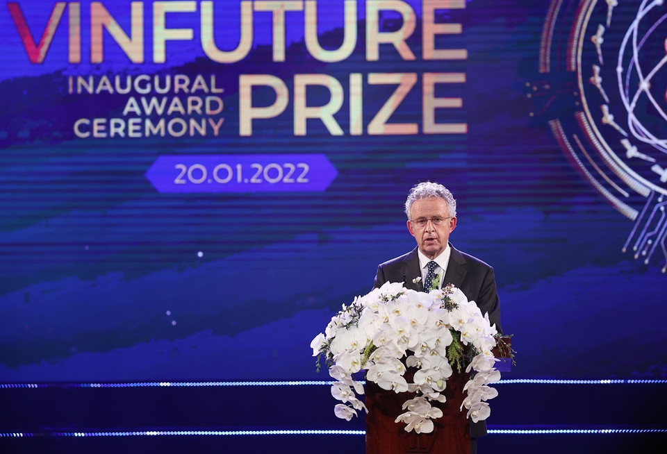 Chủ tịch Hội đồng Giải thưởng VinFuture - Giáo sư Sir Richard Henry Friend phát biểu. (Ảnh: Dương Giang/TTXVN)