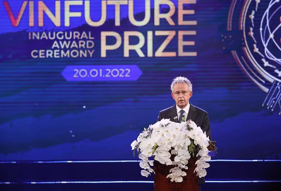 Chủ tịch Hội đồng Giải thưởng VinFuture - Giáo sư Sir Richard Henry Friend phát biểu. (Ảnh: Dương Giang/TTXVN)