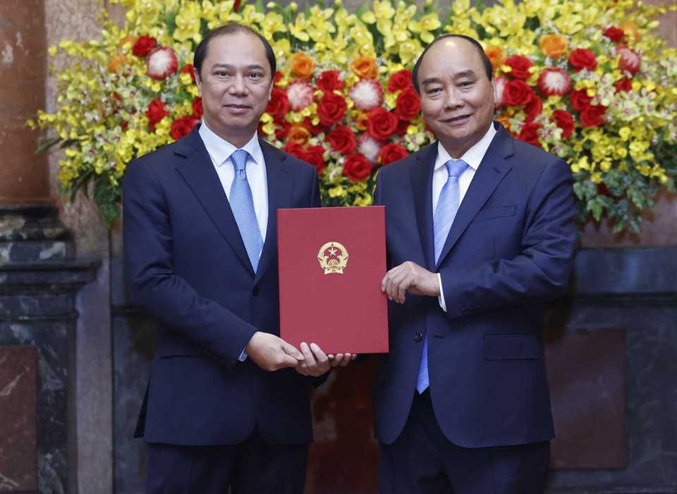 Chủ tịch nước Nguyễn Xuân Phúc trao Quyết định bổ nhiệm cho Thứ trưởng Ngoại giao Nguyễn Quốc Dũng.(Ảnh: Thống Nhất/TTXVN)