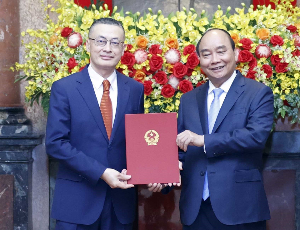 Chủ tịch nước Nguyễn Xuân Phúc trao Quyết định bổ nhiệm cho Thứ trưởng Ngoại giao Vũ Quang Minh. (Ảnh: Thống Nhất/TTXVN)