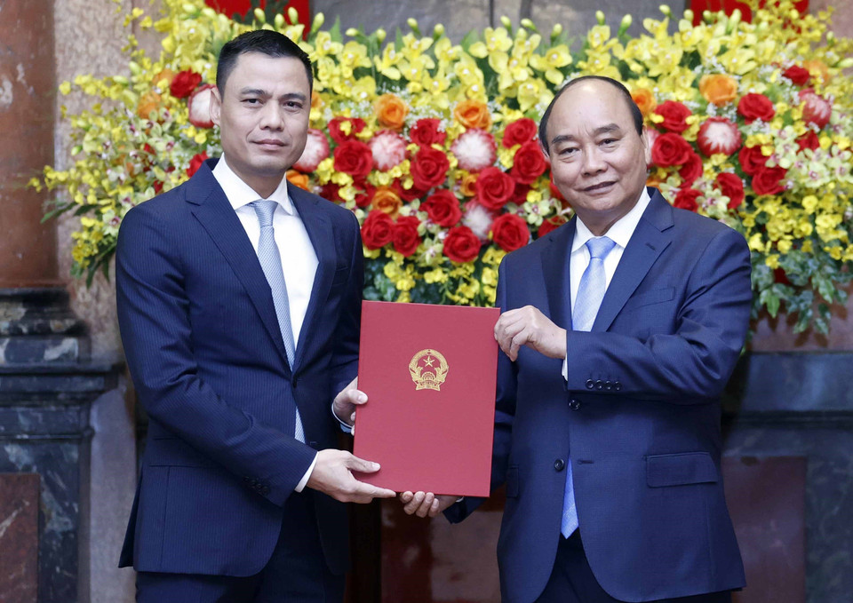 Chủ tịch nước Nguyễn Xuân Phúc trao Quyết định bổ nhiệm Thứ trưởng Ngoại giao Đặng Hoàng Giang. (Ảnh: Thống Nhất/TTXVN)