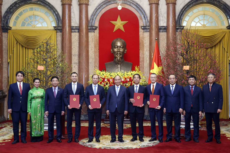 Chủ tịch nước Nguyễn Xuân Phúc trao Quyết định bổ nhiệm cho các Thứ trưởng Ngoại giao. (Ảnh: Thống Nhất/TTXVN)