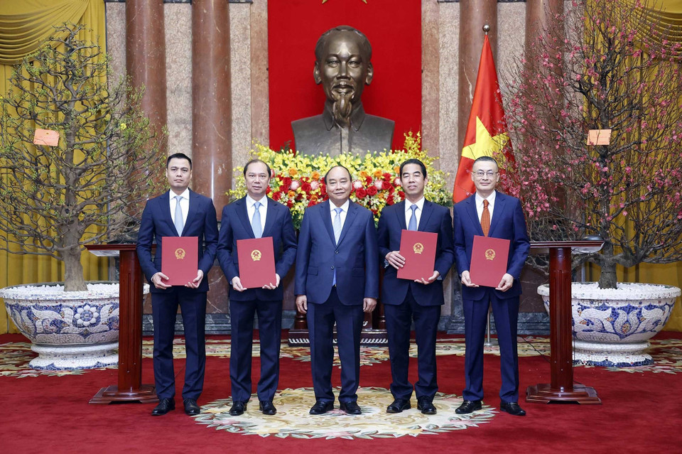 Chủ tịch nước Nguyễn Xuân Phúc trao Quyết định bổ nhiệm cho các Thứ trưởng Ngoại giao. (Ảnh: Thống Nhất/TTXVN)