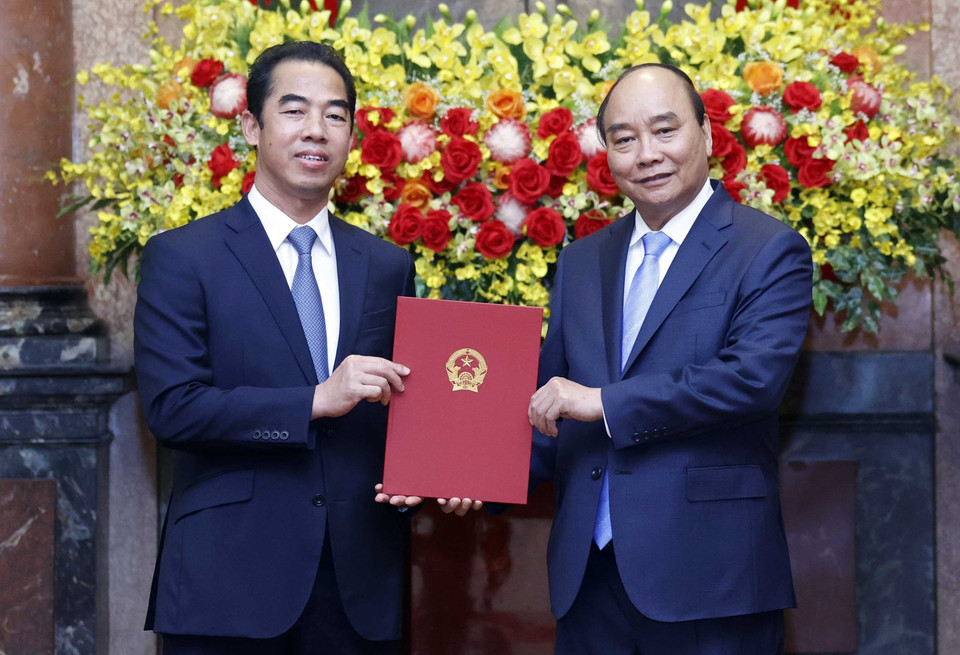 Chủ tịch nước Nguyễn Xuân Phúc trao Quyết định bổ nhiệm cho Thứ trưởng Ngoại giao Tô Anh Dũng. (Ảnh: Thống Nhất/TTXVN)