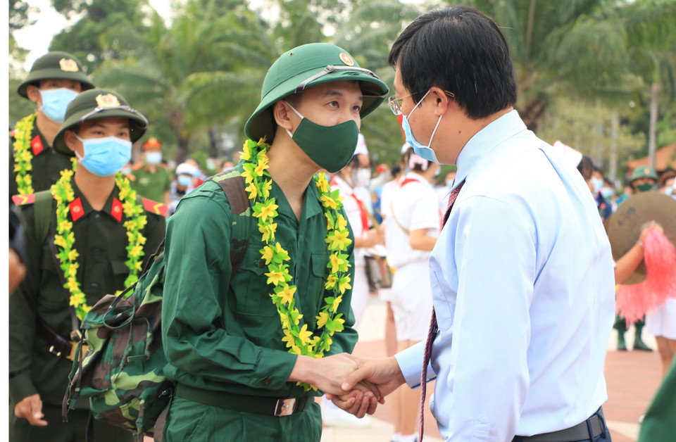 Bí thư tỉnh ủy Đồng Tháp Lê Quốc Phong động viên các thanh niên lên đường nhập ngũ. (Ảnh: Chương Đài/TTXVN)