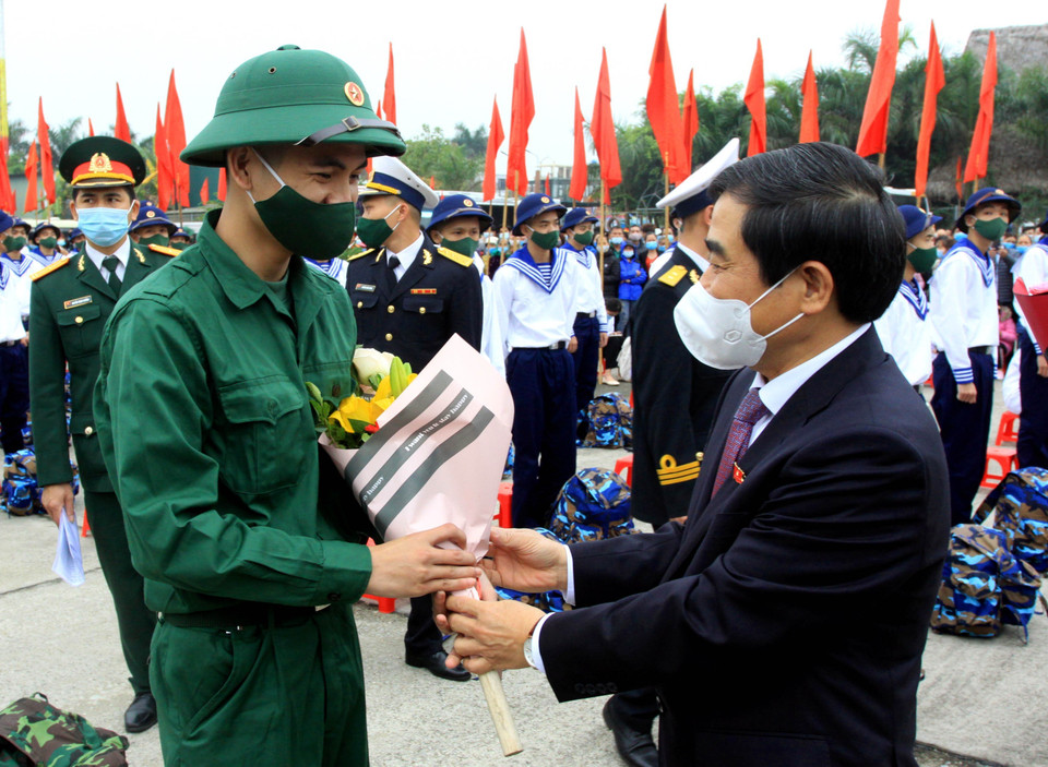 Phó Bí thư Thường trực Tỉnh ủy, Chủ tịch HĐND tỉnh Thái Bình Nguyễn Tiến Thành tặng hoa chúc mừng tân binh lên đường nhập ngũ. (Ảnh: Thế Duyệt/TTXVN)