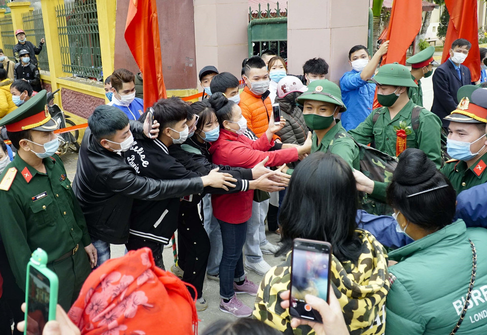 Các tân binh ở Điện Biên chào tạm biệt người thân trước khi lên đường thực hiện nghĩa vụ quân sự. (Ảnh: Xuân Tư/TTXVN)