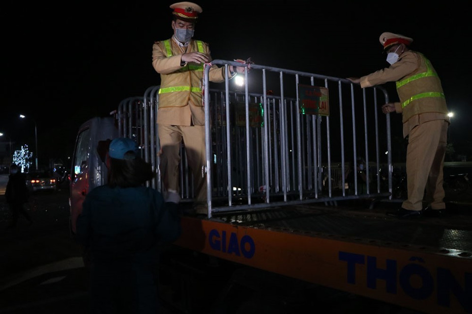  Lực lượng chức năng tháo gỡ rào chắn tại vị trí chốt kiểm soát dịch COVID-19 ở quảng trường Sao Đỏ. (Ảnh: Mạnh Minh/TTXVN)