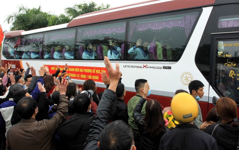 Tiễn tân binh lên đường nhập ngũ. (Ảnh: Thế Duyệt/TTXVN)