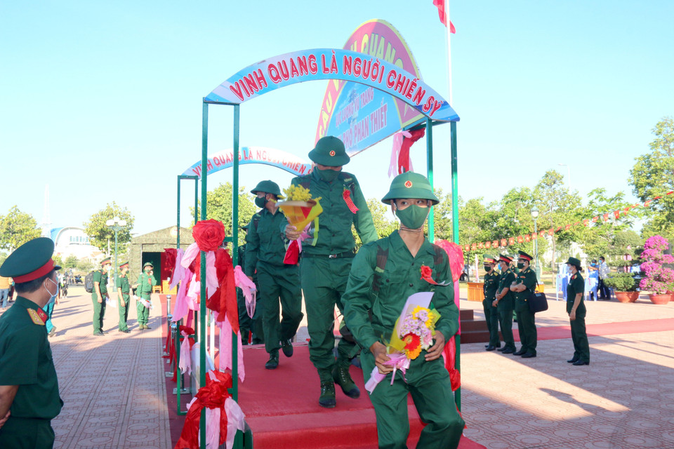 Chiến sỹ mới ở Bình Thuận bước qua cầu vinh quang lên đường bảo vệ tổ quốc. (Ảnh: Nguyễn Thanh/TTXVN)