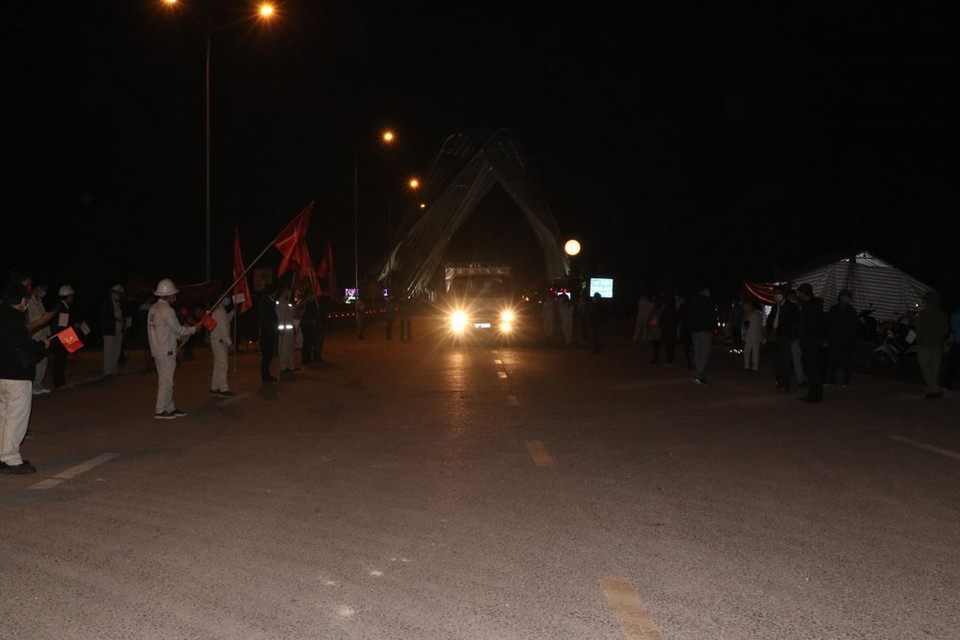 Thời khắc chốt kiểm soát dịch COVID-19 trên quốc lộ 18, tại địa phận phường Hoàng Tiến, tiếp giáp với tỉnh Quảng Ninh sau khi được gỡ bỏ rào chắn. (Ảnh: Mạnh Minh/TTXVN)