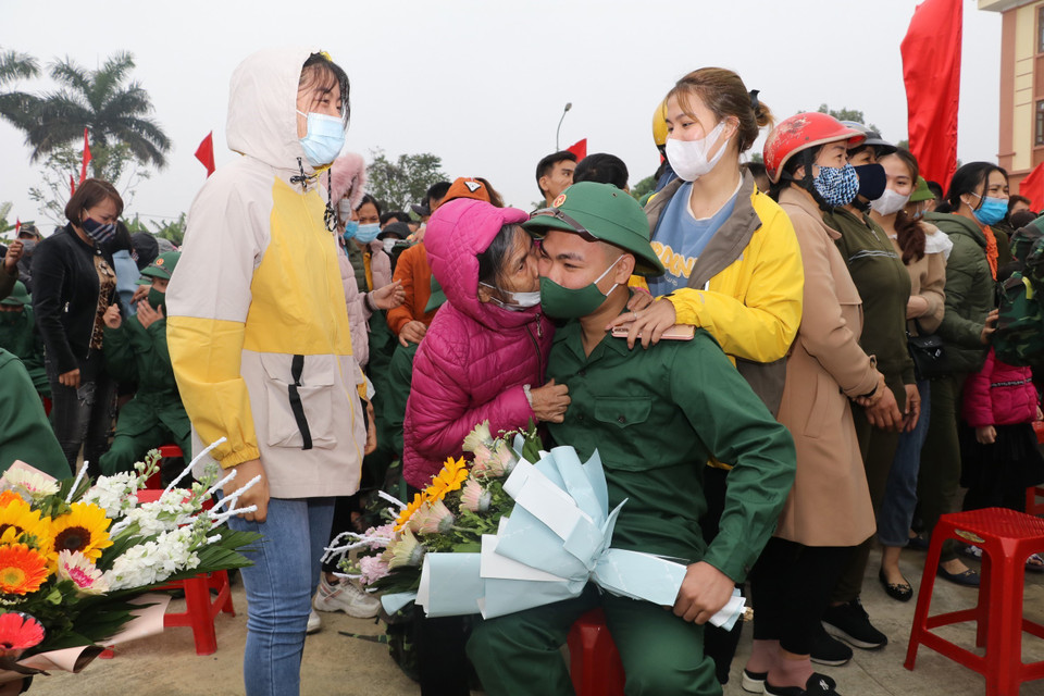 Người thân đến động viên một tân binh lên đường nhận nhiệm vụ tại lễ giao nhận quân của thành phố Ninh Bình. (Ảnh: Đức Phương/TTXVN)