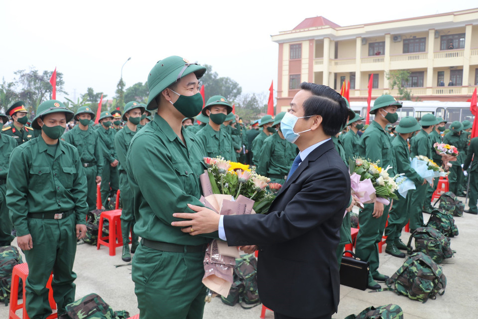 Động viên tân binh lên đường nhận nhiệm vụ tại lễ giao nhận quân của thành phố Ninh Bình. (Ảnh: Đức Phương/TTXVN)