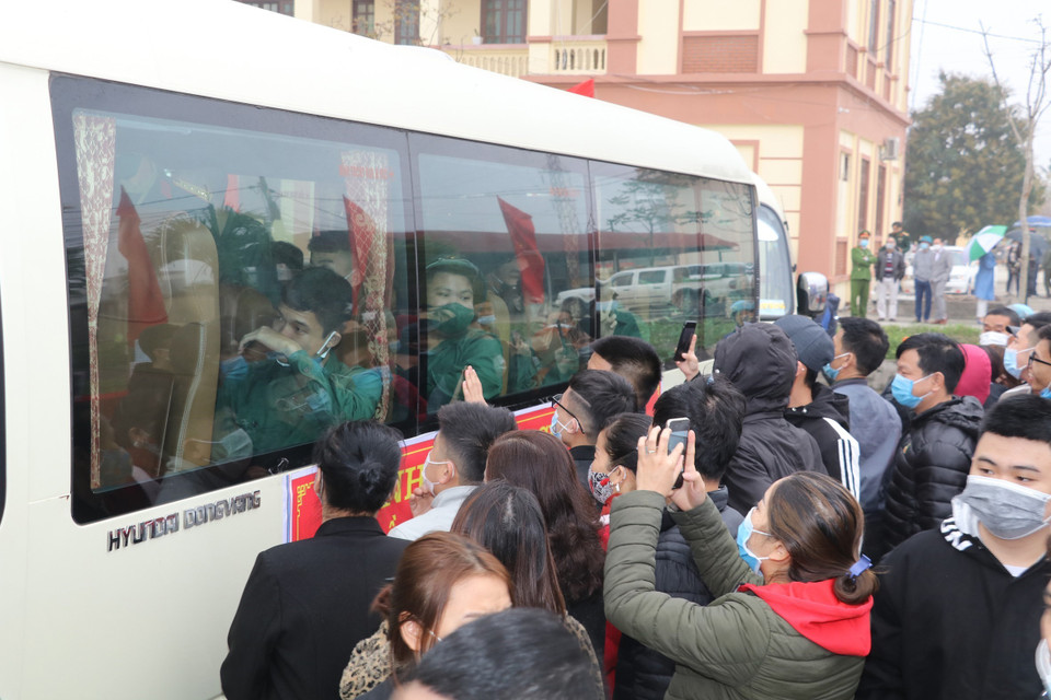 Người thân đến động viên các tân binh lên đường nhận nhiệm vụ tại lễ giao nhận quân của thành phố Ninh Bình. (Ảnh: Đức Phương/TTXVN)