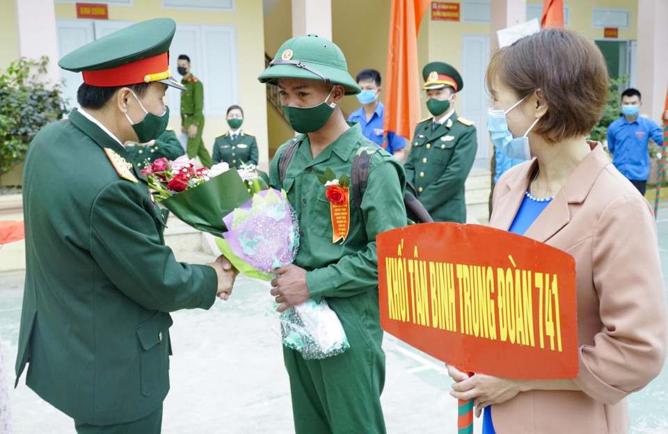 Tặng hoa chúc mừng tân chiến sĩ ở Điện Biên chuẩn bị lên đường thực hiện nghĩa vụ quân sự. (Ảnh: Xuân Tư/TTXVN)