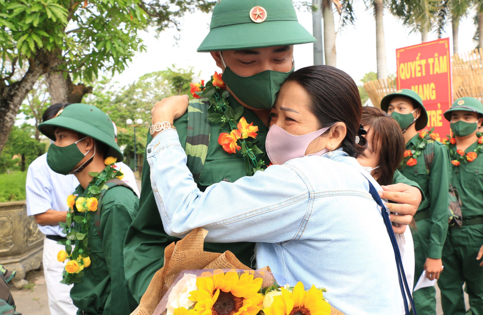 Các tân binh ở Đồng Tháp tạm biệt người thân lên đường nhập ngũ. (Ảnh: Chương Đài/TTXVN)