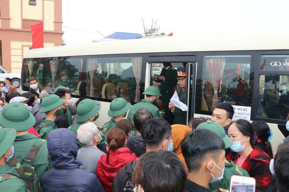 Người thân đến động viên các tân binh lên đường nhận nhiệm vụ tại lễ giao nhận quân của thành phố Ninh Bình. (Ảnh: Đức Phương/TTXVN)