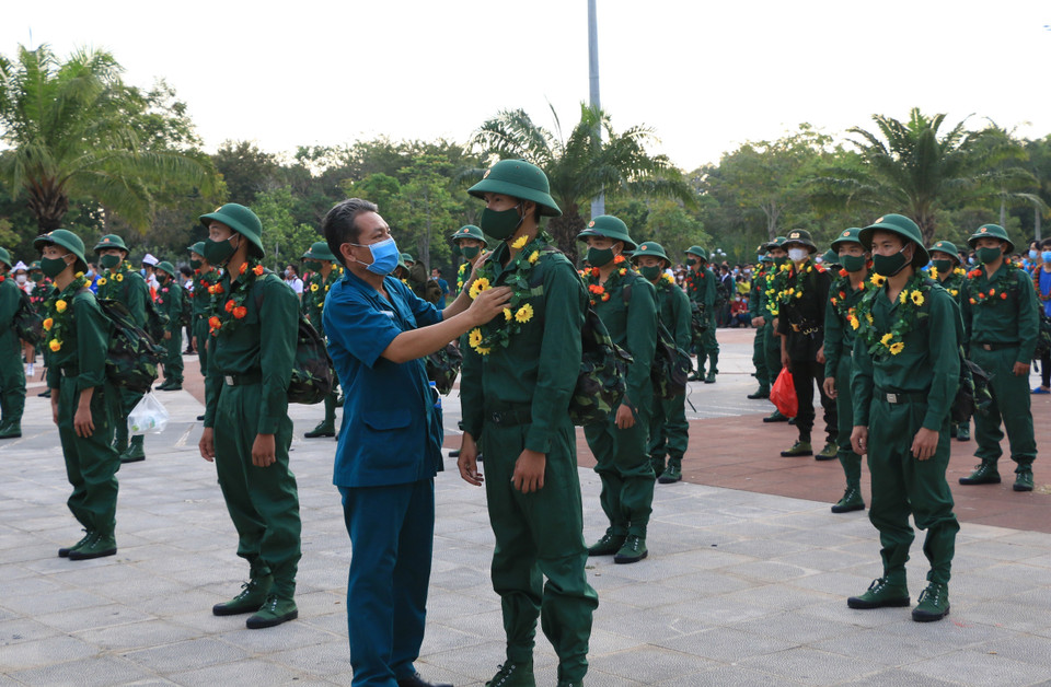 Các tân binh ở Đồng Tháp chuẩn bị lên đường nhập ngũ. (Ảnh: Chương Đài/TTXVN)