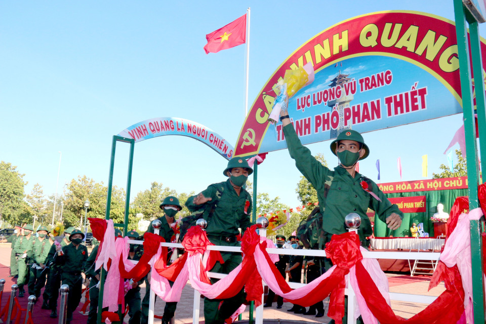 Chiến sỹ mới ở Bình Thuận bước qua cầu vinh quang lên đường bảo vệ tổ quốc. (Ảnh: Nguyễn Thanh/TTXVN)