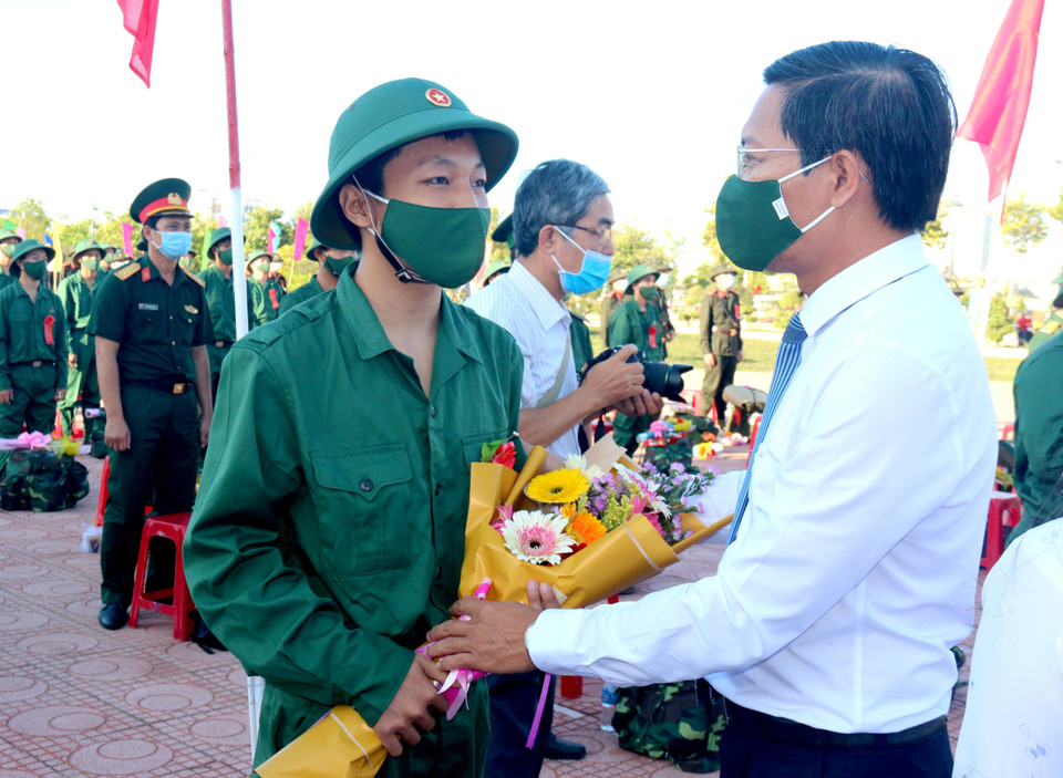 Tặng hoa động viên chiến sỹ mới ở Bình Thuận lên đường bảo vệ tổ quốc. (Ảnh: Nguyễn Thanh/TTXVN)